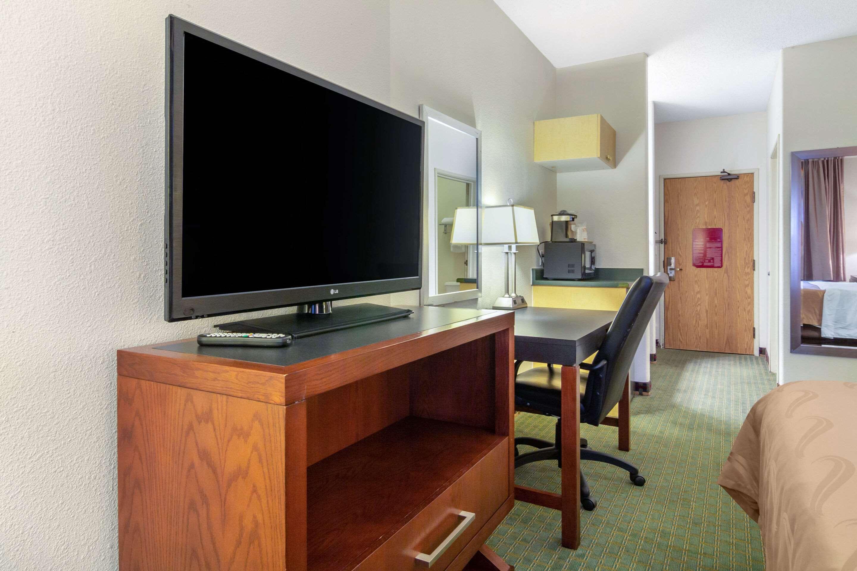Quality Inn & Suites Lakewood - Denver Southwest Екстериор снимка