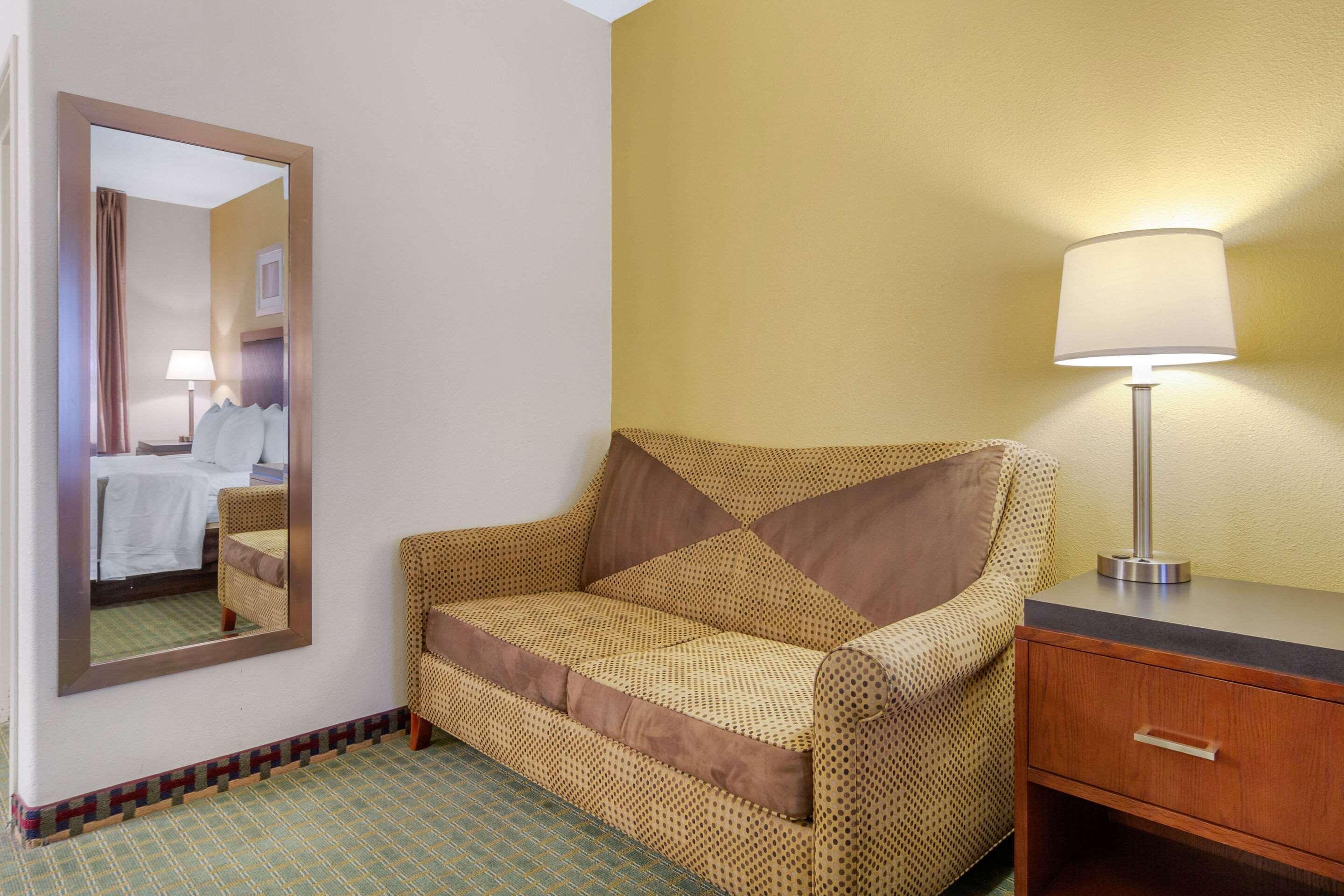 Quality Inn & Suites Lakewood - Denver Southwest Екстериор снимка