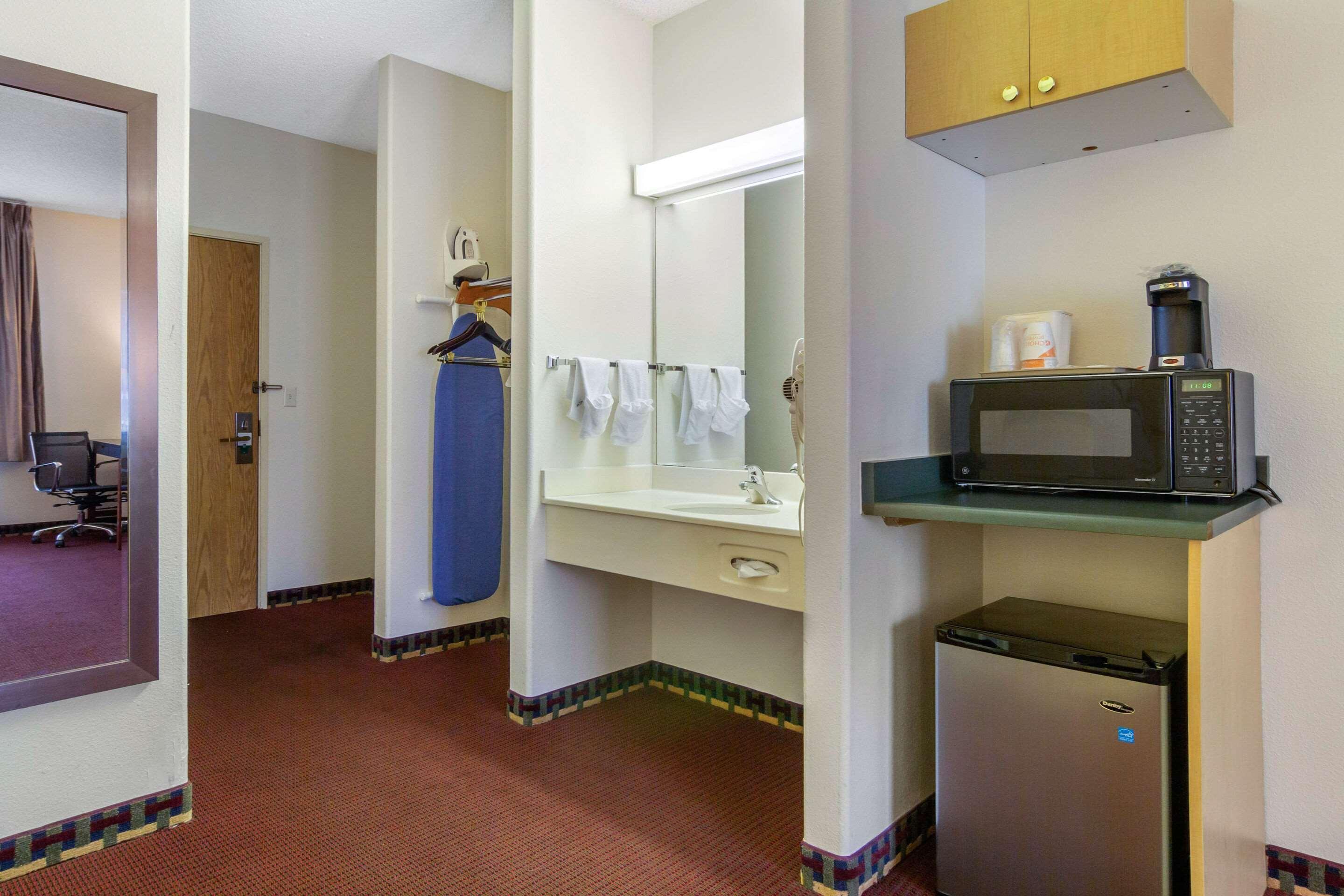 Quality Inn & Suites Lakewood - Denver Southwest Екстериор снимка
